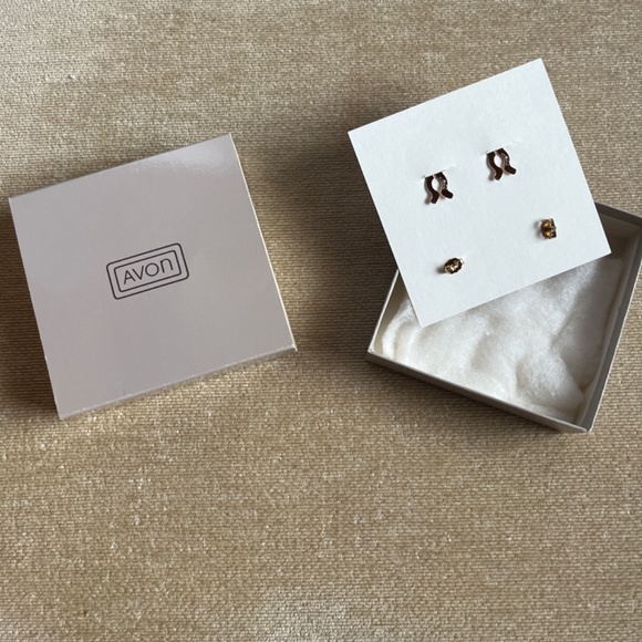 VINTAGE (1985) AVON GOLDEN PINWHEEL PIERCED EARRINGS AND BUTTON COVERS SET - Picture 2 of 2